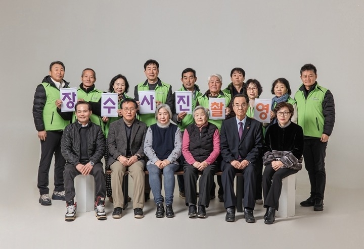 광주시 퇴촌면 지역사회보장협의체, 기초생활수급 어르신 대상 ‘장수사진 촬영’ 행사 개최.JPG