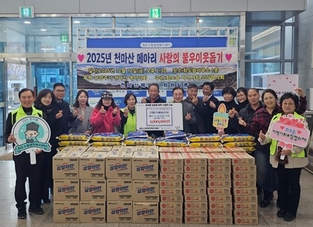 (1212)[화도읍 복지지원과]천마산메아리회, 겨울방학 대비 취약계층 청소년 가정 등에 후원물품 전달(사진).jpeg