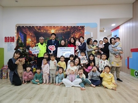 (1212)[평내동]시립 평내호평어린이집, 바자회 수익금 기탁(사진).jpg