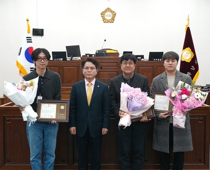 [사진자료] 하남시의회 12월 18일 ‘2025년 4분기 우수공무원’ 시상식.(사진_하남시의회 제공).jpg