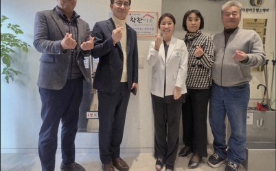 광주시 경안동 지역사회보장협의체, 더와이즈헬스케어의원에 ‘아름다운 나눔 이웃’ 현판 전달.jpg width: 100%; height : 150px