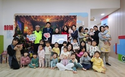 (1212)[평내동]시립 평내호평어린이집, 바자회 수익금 기탁(사진).jpg width: 100%; height : 150px