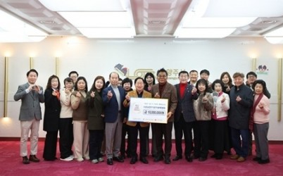 (1222)[복지정책과]남양주시, 점프벼룩협회로부터 취약계층 지원 성금 1천만 원 기탁 받아(주광덕 시장, 유길문 회장).jpg width: 100%; height : 150px