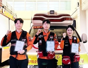 왼쪽부터 이경원 소방사, 구급보조인력 김성일, 홍주의 소방장.JPG
