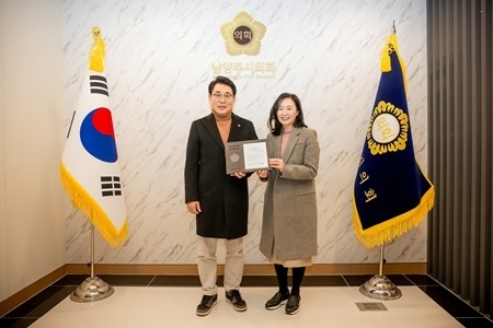 (사진1)남양주시의회, 공공도서관 사회적 가치 확산에 기여한 공무직 근로자 이인자 작가 표창 수여식 개최.jpg