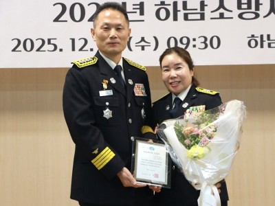 2025년 12월 31일 18번째 하트세이버를 받은 이연숙 소방경(오른쪽).JPG