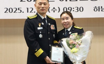 2025년 12월 31일 18번째 하트세이버를 받은 이연숙 소방경(오른쪽).JPG width: 100%; height : 150px