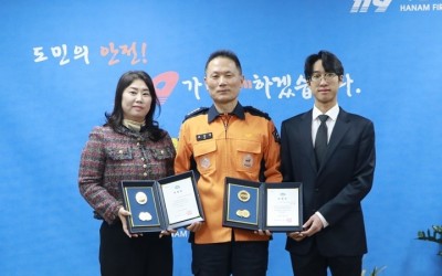 유공 표창 수여 기은영교수(왼쪽)와 최시원 학생(오른쪽) (1).JPG