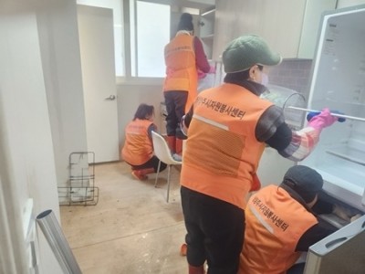 (0114)[화도읍 복지지원과]화도교회·개인봉사자, 화도읍 독거어르신 위한 주거환경 개선 나서(사진1).jpg