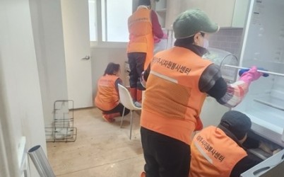 (0114)[화도읍 복지지원과]화도교회·개인봉사자, 화도읍 독거어르신 위한 주거환경 개선 나서(사진1).jpg width: 100%; height : 150px