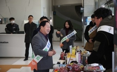 (0122)[농업기술과]남양주시, 청년농부 여유농 로컬푸드 무인판매기 시식행사 개최(사진1).jpg width: 100%; height : 150px