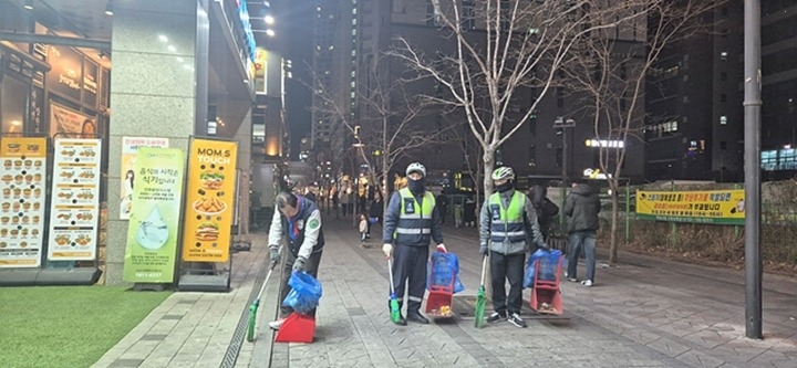 (사진1)하남시 미사문화거리 야간 청소… 이현재 시장 빗자루 들고 직접 동참.jpg