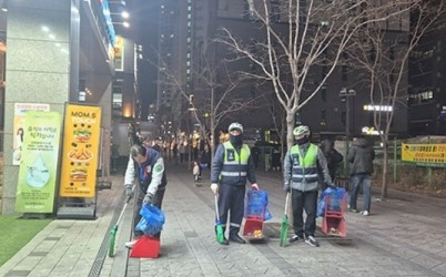 (사진1)하남시 미사문화거리 야간 청소… 이현재 시장 빗자루 들고 직접 동참.jpg width: 100%; height : 150px