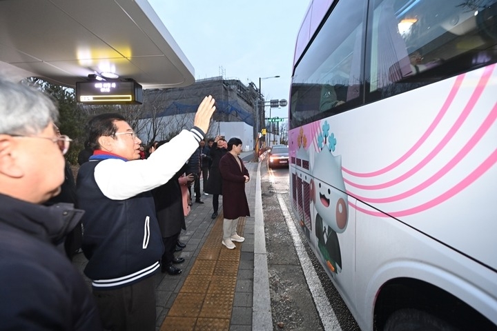 (사진3)이현재 하남시장, ‘현장 속으로’… 통학 순환버스 시승하며 학생 격려.jpg