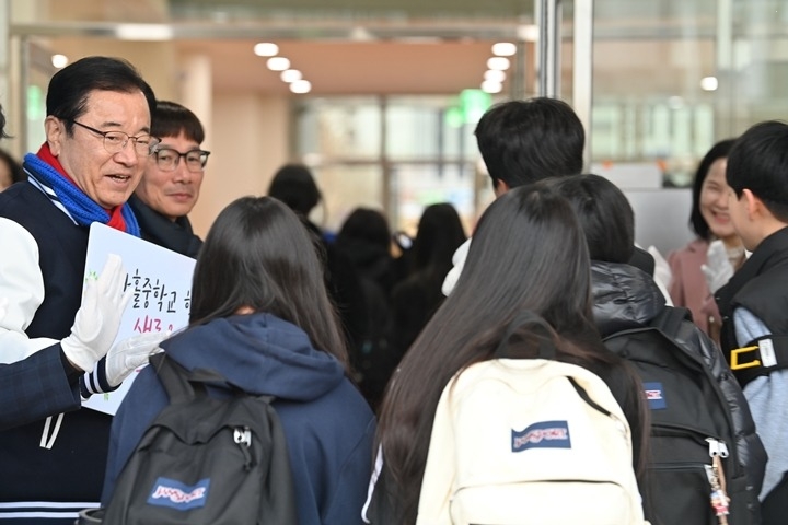 (사진2)미사 과밀학급 숙원 풀었다… 한홀중 개교로 하남 교육 품격 한 단계 도약.jpg