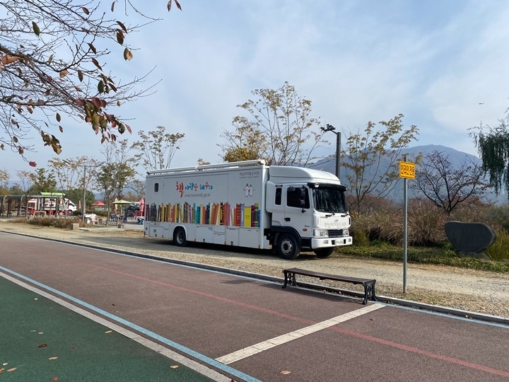 자연 속에서 즐기는 독서…하남시, ‘네 바퀴 숲속도서관’ 운…