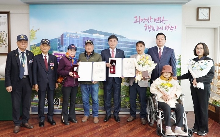 광주시, 6·25전쟁 참전유공자 유가족에 화랑무공훈장 전수