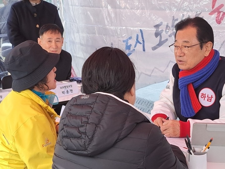 (사진1)이현재 하남시장, 미사역 시계탑서 시민과 직접 만나 생활민원 청취.jpg