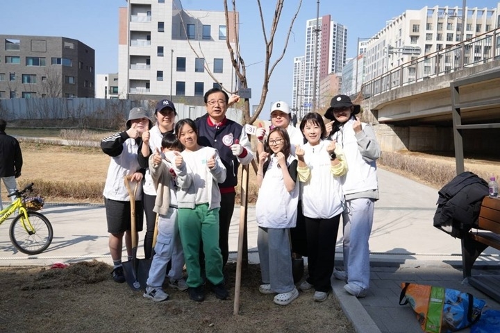 “우리 가족 첫 나무예요”… 하남 감일 능안천에 심은 분홍빛…