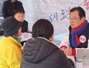 (사진1)이현재 하남시장, 미사역 시계탑서 시민과 직접 만나 생활민원 청취.jpg