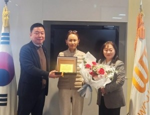 (0325)[세정과]남양주시,‘2025년 지방재정확충 기여자’(주)우진프라스틱에 인증패 전달(사진).jpg