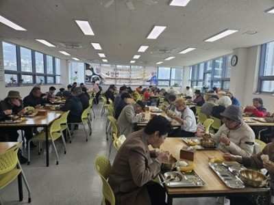 (0329)[노인복지과]남양주시 해피누리노인복지관, 천운스님·민주평통 후원 ‘울면 나눔’…어르신 500명 참여(사진2).jpg