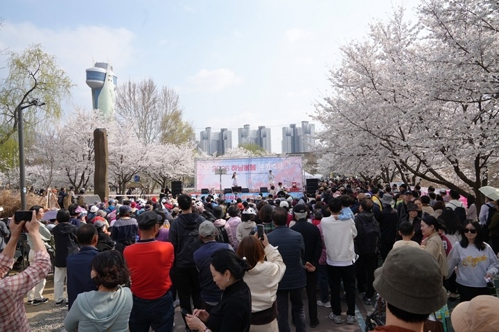 (사진1)눈 감으면 선율, 눈 뜨면 벚꽃… 하남 당정뜰 ‘봄봄’ 축제에 홀린 주말.jpg