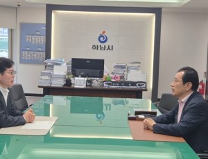 [보도사진]하남시의회 금광연 의장, 이현재 하남시장 후보 전격 지지선언.jpeg