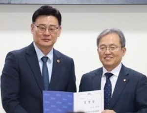 임명장 수여.jpg