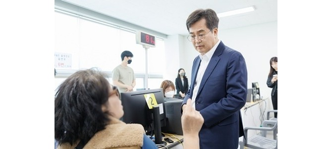 김동연, 고유가 피해지원금 현장 방문. 담…