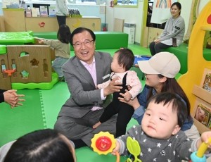 어린이 시설을 방문한 이현재 하남시장 예비후보.jpg