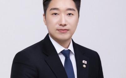 김용만.jpg width: 100%; height : 150px