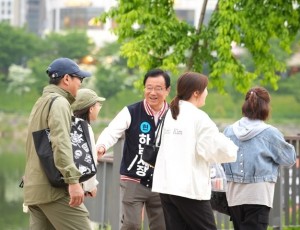 이현재하남시장 후보와 산책중인 시민.jpg