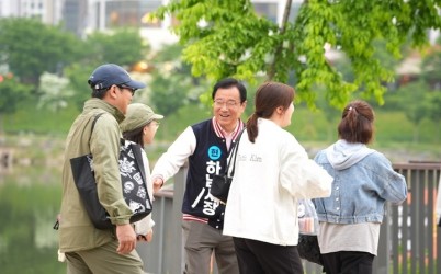 이현재하남시장 후보와 산책중인 시민.jpg width: 100%; height : 150px