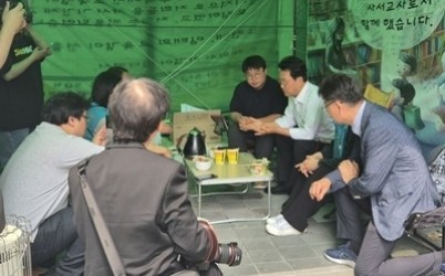 260605 유호준 의원, 안민석 교육감 당선인과 ‘교원+사서 기간제교사’ 농성장 방문.jpg width: 100%; height : 150px