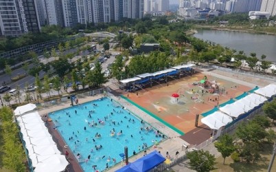 (사진2)개장 첫 주말 8,500명 찾은 하남시 어린이 물놀이장…폭염 속 도심 대표 여름 휴식공간 ‘인기’.jpg width: 100%; height : 150px