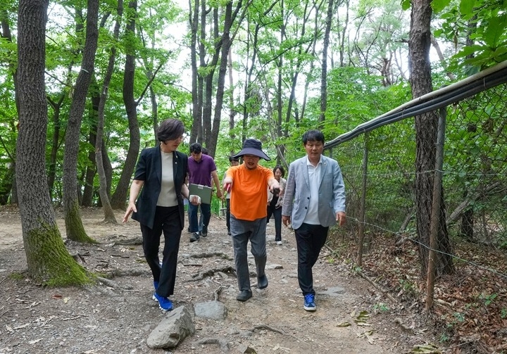 [보도사진]하남시의회 정병용 의원  검단산 현장 방문...“무너진 지역상권 심폐소생 나서”(2).jpg