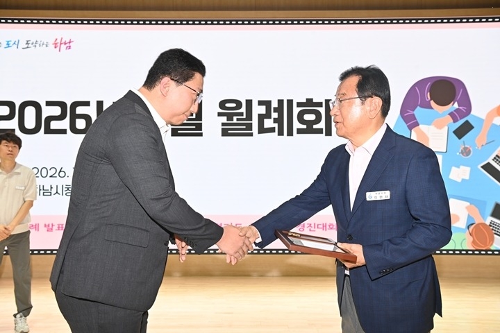 송세용 청년단장이 감사패를 수여받고 있다..jpg