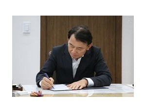(0715)[정약용도서관과]‘헌법을 읽다, 대한민국을 이해하다’… 남양주시 정약용도서관, 제헌절 기념 도서 특별전시 운영(최현덕 시장 사진).jpg