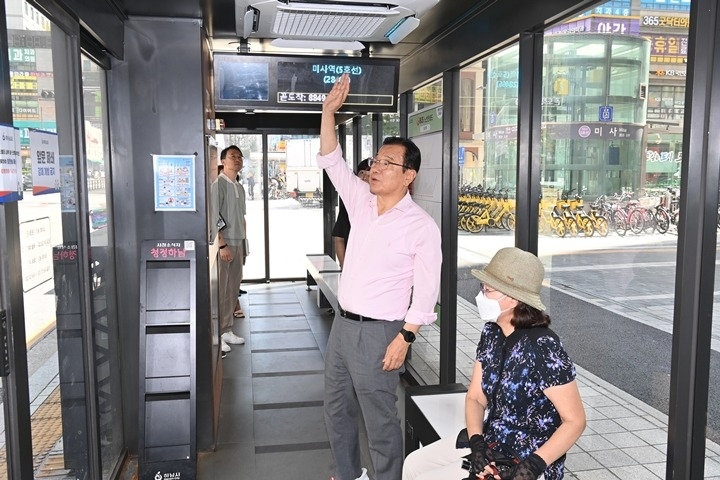 (사진2)“늦더위 속 시민 안전 끝까지 챙긴다”… 이현재 시장, 무더위쉼터 현장점검.jpg