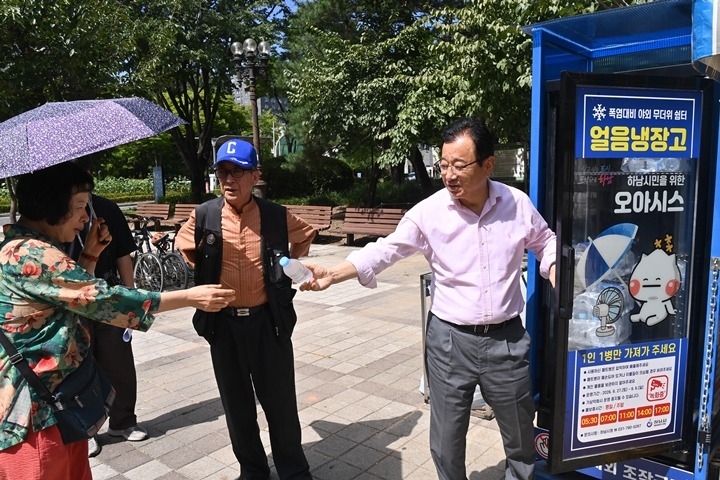 (사진1)“늦더위 속 시민 안전 끝까지 챙긴다”… 이현재 시장, 무더위쉼터 현장점검.jpg