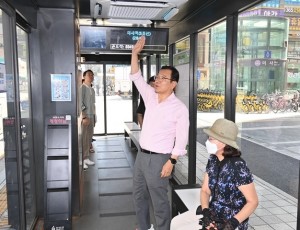 (사진2)“늦더위 속 시민 안전 끝까지 챙긴다”… 이현재 시장, 무더위쉼터 현장점검.jpg