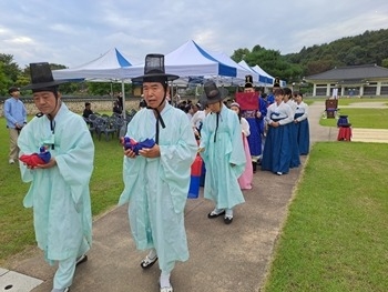 20260913_2쌍의 신랑신부기럭아범앞세워입장.jpg
