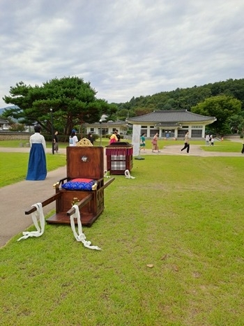 20260913_사인교 및 꽃가마여유당앞도착.jpg
