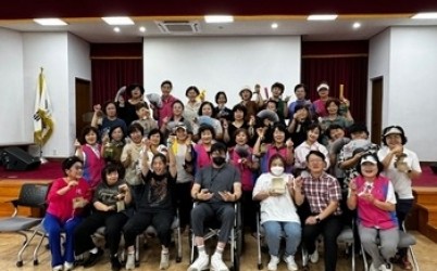 (0907)[장애인복지과]‘남양주시장애인복지관성인주간보호센터’, 한국생활개선 남양주시연합회에 업사이클링 공예품 전달(사진).jpg width: 100%; height : 150px