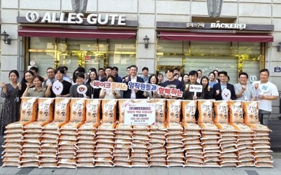 [전달보도자료] ㈜베이크플러스, 임직원과 함께 조성한 ‘희망의 백미 지원사업’ 후원 전달식 진행.jpg width: 100%; height : 150px