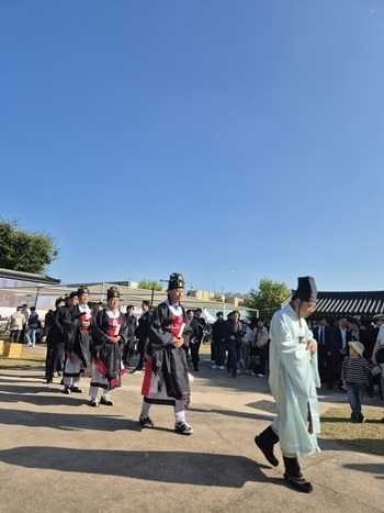 알자의 인도로 모든헌관 이동중.jpg
