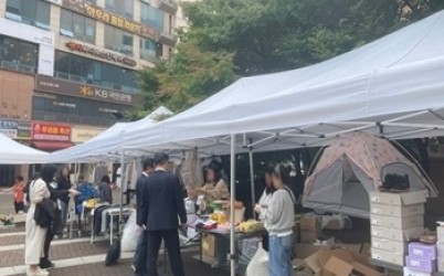 (1015)[통합돌봄과]사회복지법인 게슈탈트하일렌, 개관 6주년 맞아 남양주시 한부모가족 위한 바자회 개최(사진).jpg width: 100%; height : 150px